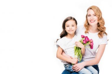 mutlu anne ve küçük kızı ile buket çiçek beyaz, anneler günü tatil kavramı izole