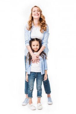 mutlu anne üzerinde beyaz izole sevimli küçük kızını sarılma