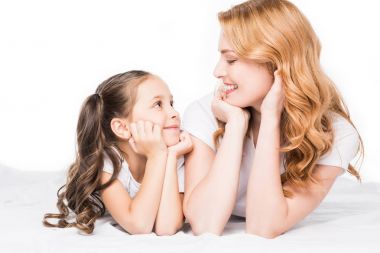 Anne ve kızı beyaz izole birbirlerine bakarak gülen portresi