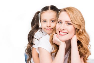 Anne ve kızı beyaz izole kamera bakarak gülen portresi