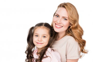 Anne ve kızı beyaz izole gülümseyen portresi