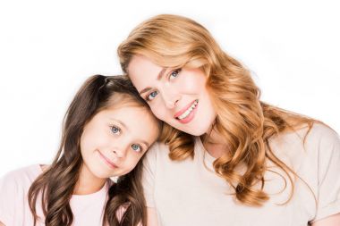 Anne ve kızı beyaz izole gülümseyen portresi