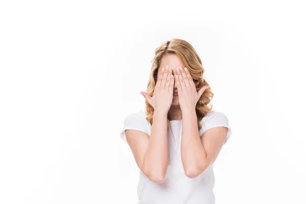 Tilsløret Visning Kvinde Dækker Ansigt Med Hænderne Isoleret Hvid - Stock-foto