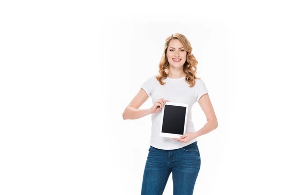 Portrét Usmívající Žena Ukazuje Digitální Tabletu Prázdnou Obrazovkou Izolované Bílém — Stock fotografie