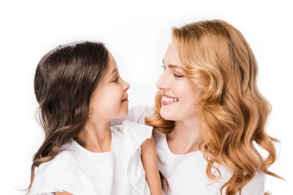 Portret Uśmiechający Się Córka Matka Patrząc Siebie Nawzajem Białym Tle — Zdjęcie stockowe