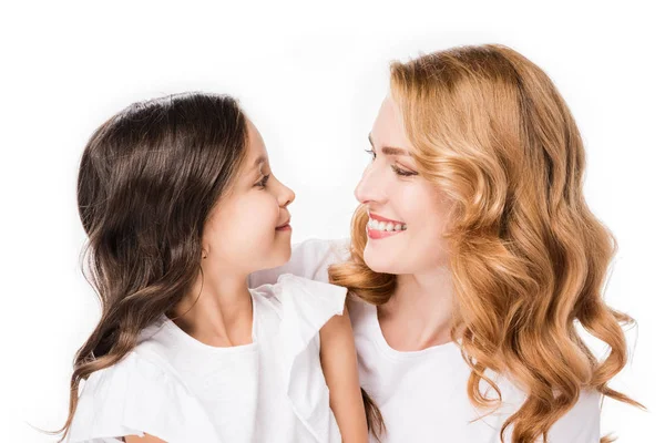 Ritratto Sorridente Figlia Madre Che Guardano Isolate Sul Bianco — Foto Stock