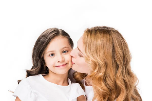 Porträt Der Mutter Küsst Kleine Tochter Isoliert Auf Weiß — Stockfoto