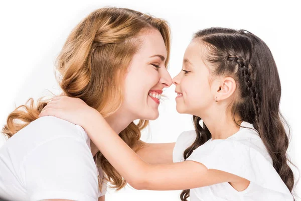 Bonito Filha Abraçando Sorridente Mãe Isolada Branco — Fotografia de Stock