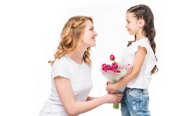 Seitenansicht Von Glücklicher Mutter Und Kleiner Tochter Mit Blumenstrauß Isoliert — Stockfoto