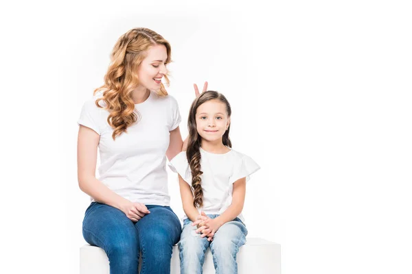 Mutter Und Kleine Tochter Sitzen Auf White Cube Isoliert Auf — Stockfoto