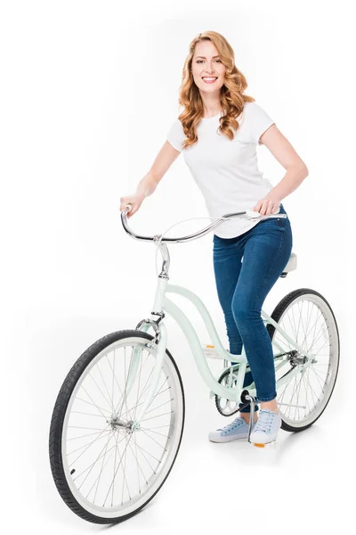 Mujer Alegre Con Bicicleta Retro Mirando Cámara Aislada Blanco — Foto de Stock