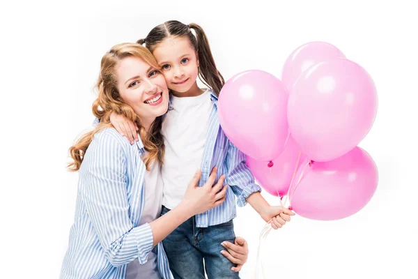 Χαμογελώντας Μητέρα Και Κόρη Ροζ Μπαλόνια Αγκαλιάζονται Απομονωθεί Λευκό — Φωτογραφία Αρχείου