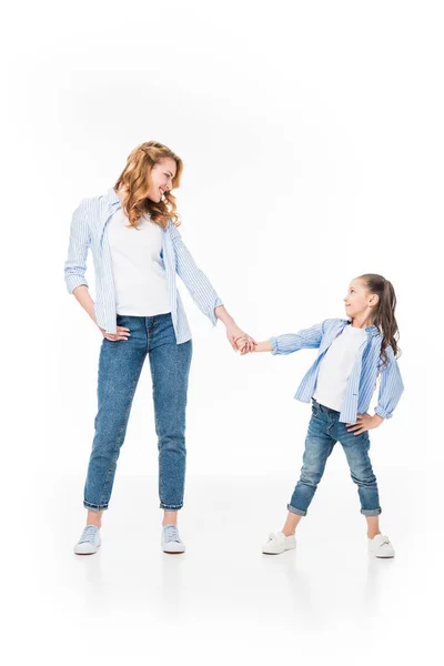 Mère Petite Fille Tenant Les Mains Isolées Sur Blanc — Photo