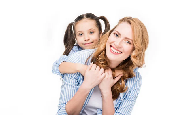 Retrato Hija Sonriente Abrazando Feliz Madre Aislada Blanco —  Fotos de Stock