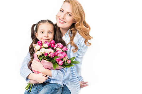 Fröhliche Mutter Und Kleine Tochter Mit Blumenstrauß Auf Weißem Muttertagskonzept — Stockfoto