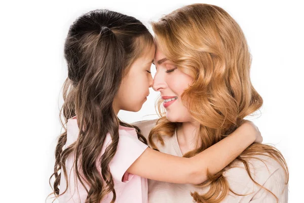 Bonito Filha Abraçando Sorridente Mãe Isolada Branco — Fotografia de Stock