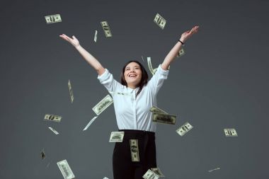 mutlu genç Asyalı kadın gri izole Doları banknot atma