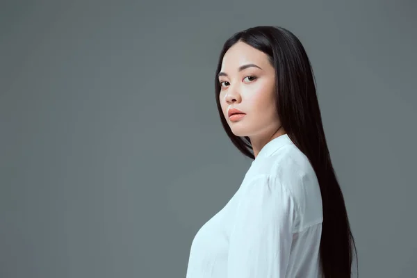 Gri Izole Kamera Bakıyor Güzel Asyalı Kız Portresi — Stok fotoğraf