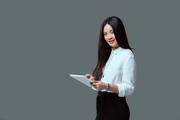 Lachende Jonge Aziatische Vrouw Met Behulp Van Digitale Tablet Kijken — Stockfoto