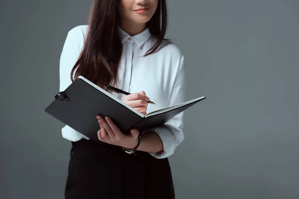 Recortado Disparo Sonriente Joven Empresaria Tomando Notas Aisladas Gris — Foto de Stock