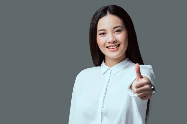 Bela Morena Menina Mostrando Polegar Para Cima Sorrindo Para Câmera — Fotografia de Stock