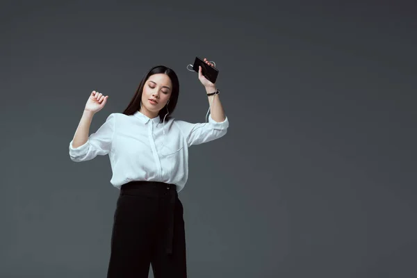 Hermosa Joven Auriculares Escuchando Música Con Teléfono Inteligente Bailando Aislado — Foto de Stock