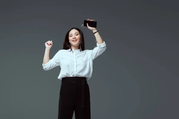 Feliz Joven Auriculares Escuchando Música Con Smartphone Bailando Aislado Gris —  Fotos de Stock