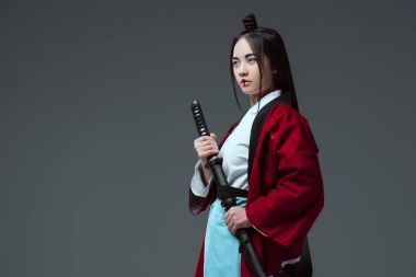 kimono katana ve seyir uzağa gri izole tutan genç Asyalı kadın