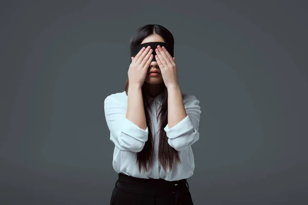 Joven Mujer Con Los Ojos Vendados Cerrando Ojos Aislados Gris — Foto de Stock