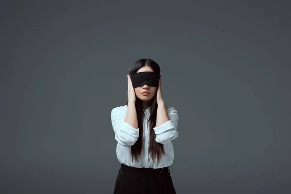 Junge Frau Mit Verbundenen Augen Schließt Ohren Isoliert Auf Grau — Stockfoto