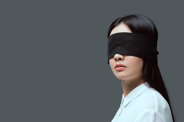 Νεαρή Γυναίκα Που Φοράει Μαύρο Δεμένα Μάτια Απομονώνονται Γκρι — Φωτογραφία Αρχείου