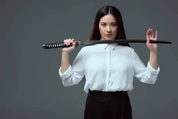 Katana Kılıcı Tutan Gri Izole Kamera Bakıyor Güzel Asyalı Kız — Stok fotoğraf