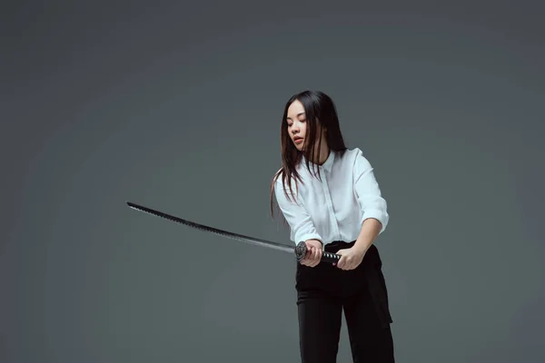 Hermosa Chica Asiática Sosteniendo Katana Espada Aislado Gris — Foto de stock gratis