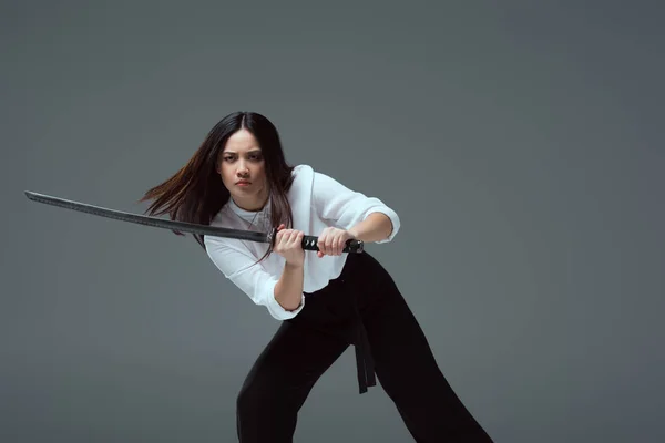 Joven Asiático Mujer Lucha Con Katana Espada Aislado Gris — Foto de Stock