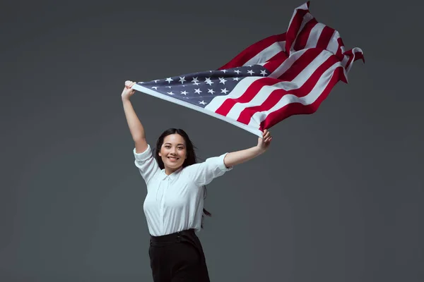 Bela Jovem Segurando Bandeira Americana Mãos Levantadas Sorrindo Para Câmera — Fotografia de Stock