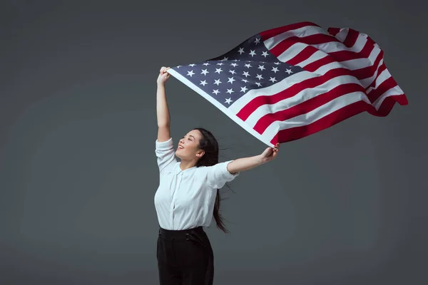 Feliz Joven Mujer Sosteniendo Bandera Americana Manos Levantadas Mirando Hacia —  Fotos de Stock