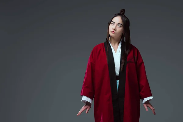 Güzel Genç Asyalı Kadın Uzak Gri Izole Kimono Arıyor — Stok fotoğraf