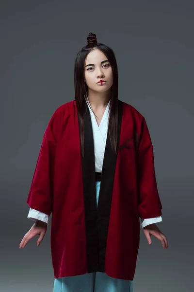 Hermosa Joven Asiática Mujer Kimono Mirando Cámara Aislada Gris — Foto de Stock