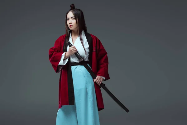Νεαρά Ασιατικές Γυναίκα Κιμονό Κρατάει Σπαθί Katana Και Βλέπουν Φωτογραφικών — Φωτογραφία Αρχείου