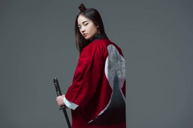 katana tutarak ve gri izole kamera bakarak geleneksel Japon kimono genç kadın 