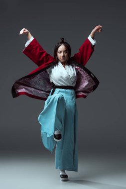 tam uzunlukta görünümü gri kameraya bakarak geleneksel Japon kimono içinde Asya kadın