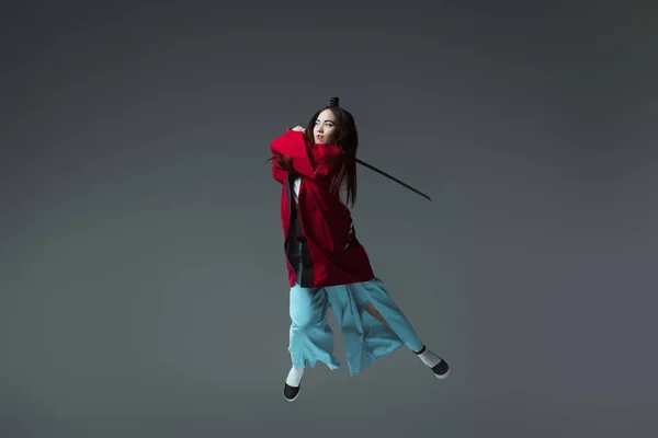 Mujer Joven Kimono Luchando Con Katana Salto Aislado Sobre Gris — Foto de Stock