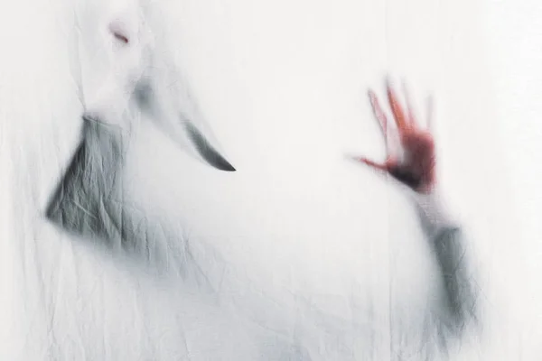 Tanınmayan Kişinin Elinde Bıçakla Perde Arkasında Korkunç Bulanık Siluet — Stok fotoğraf