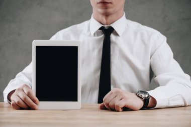 boş ekran ile dijital tablet tutan işadamı orta bölümünde