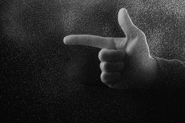 Tiro Cortado Pessoa Apontando Para Longe Com Dedo Escuridão — Fotografia de Stock