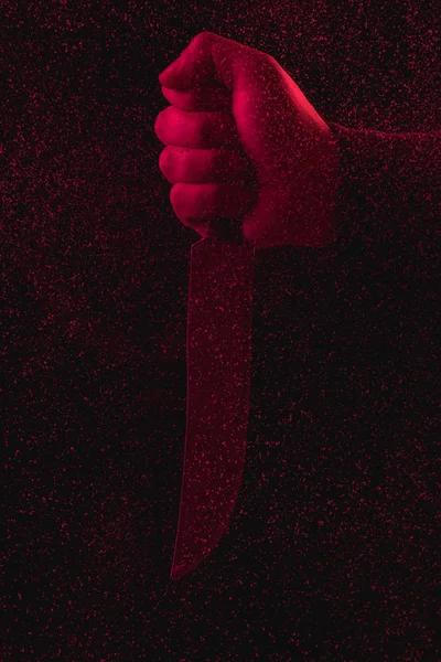 Partiell Närbild Man Håller Kniven Rött Ljus — Stockfoto