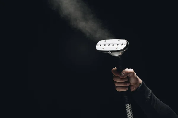 Abgeschnittene Aufnahme Einer Person Die Kleidungsdampfer Mit Dampf Auf Schwarz — Stockfoto