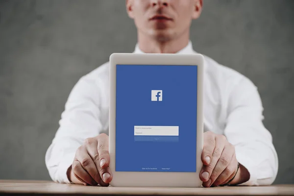 Beskuren Bild Mannen Håller Digital Tablett Med Facebook Webbplats Skärmen — Stockfoto