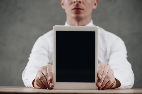 Beskuren Bild Mannen Håller Digital Tablett Med Blank Skärm — Gratis stockfoto