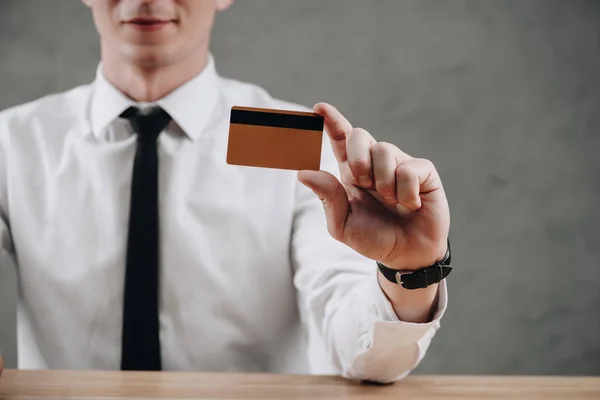 Tiro Recortado Empresário Segurando Cartão Crédito Cinza — Fotografia de Stock